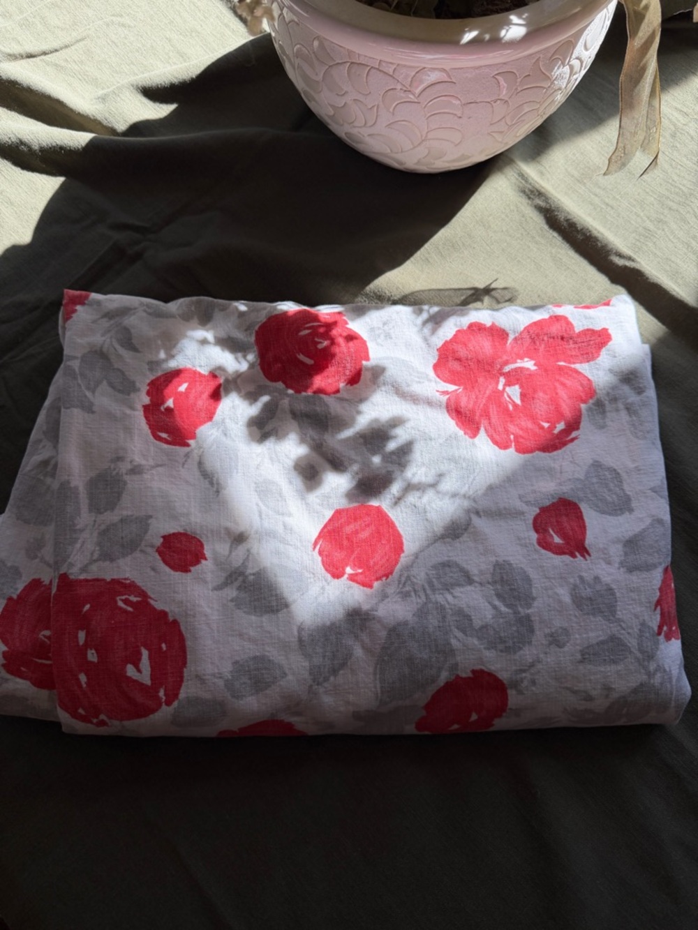 KATE SPADE GARDEN ROSE TABLECLOTH - Picture 3 of 9